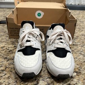 Women’s Nike air Huarche Crater Premium size 7.5